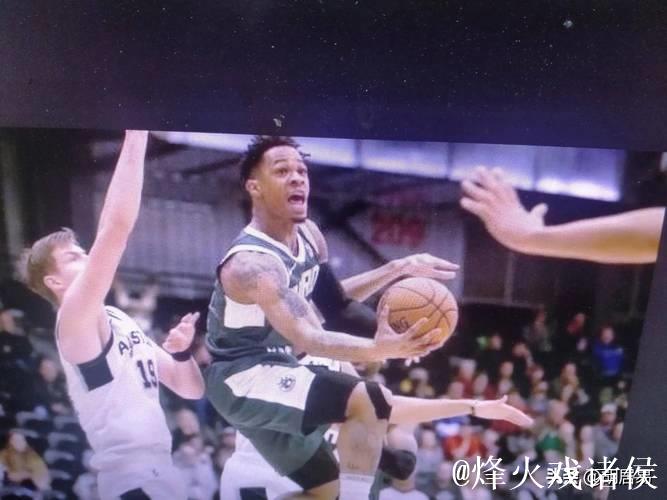 惊艳!雷琼-塔克半场出战5分钟,投篮5中3三分3中2得到12分 惊艳!雷琼-塔克半场出战5分钟,投篮5中3三分3中2得到12分