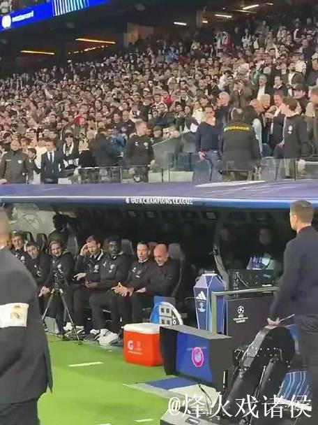 阿隆索主动到教练席拥抱瓜迪奥拉